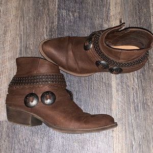 Boutique Coconuts SZ 8 boots GUC